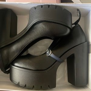 Women’s shoes never worn
